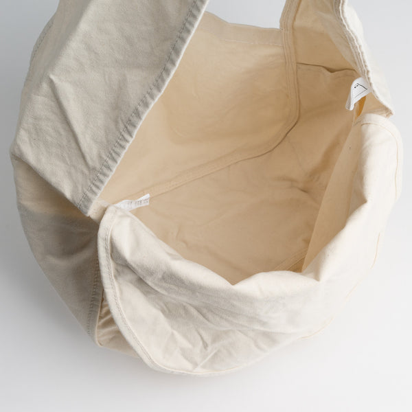 Cotton canvas messenger bag in off-white – wabizest