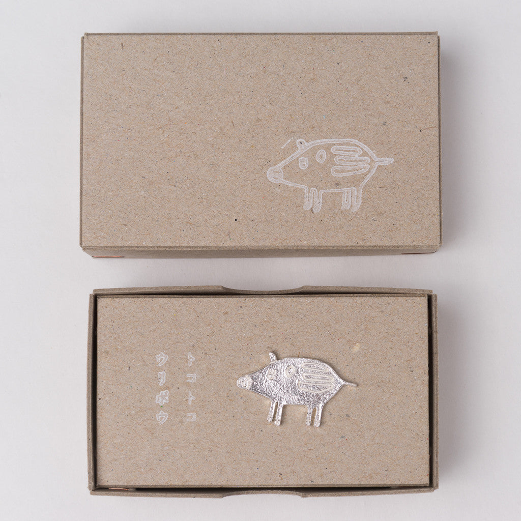 Mariko Kitano, Pin badge in solid silver featuring Pitter-patter Wild Boar Piglet