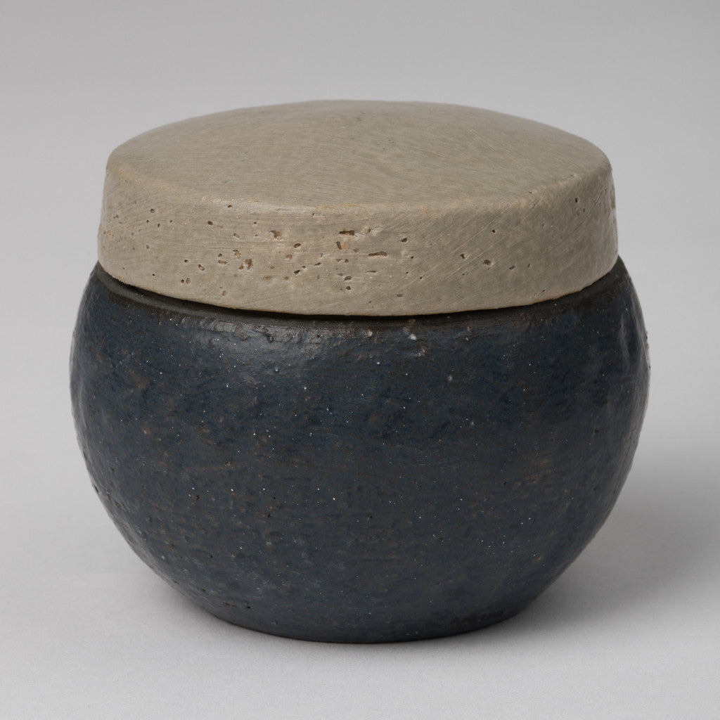 Small pot in dark blue-gray with lid in sandy gray