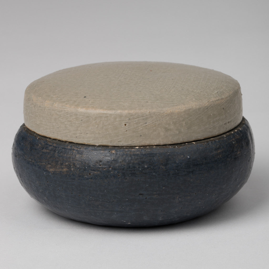 Pot in dark blue-gray with lid in sandy gray