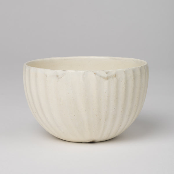 Round bowl in off-white glaze